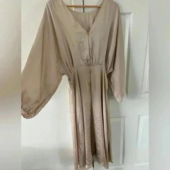 NWOT ASTR the label MARIN DOLMAN SLEEVE MIDI DRESS champagne - Picture 4 of 9